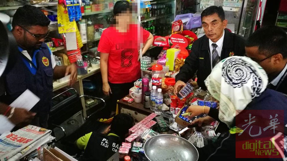 当局展示行动时所起获的大量香烟,左起万曼苏,王勇元,苏基理,拉菲达及徐慧丽。